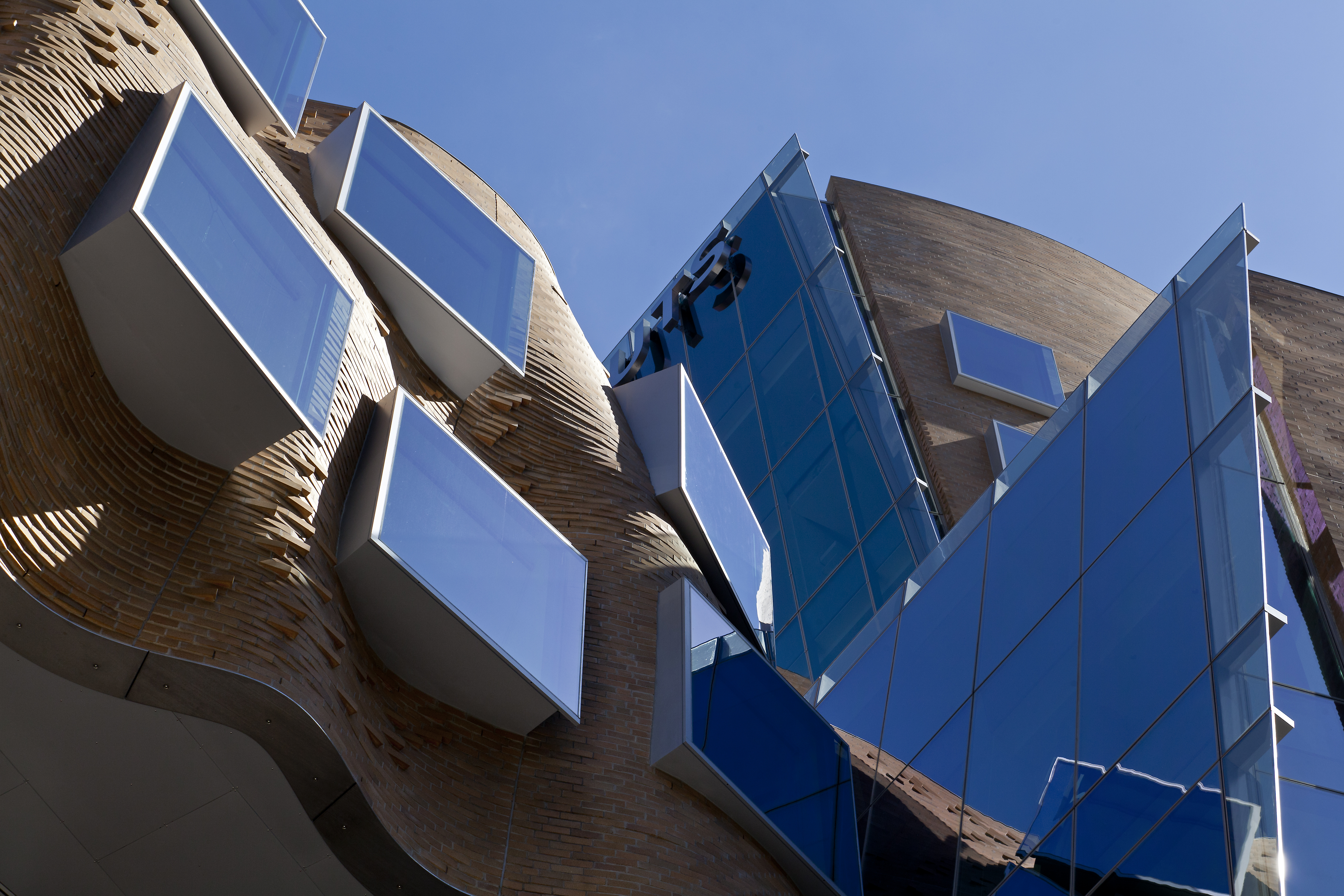 Dr Chau Chak Wing Building 1 Image by Andrew  Worssam.jpg